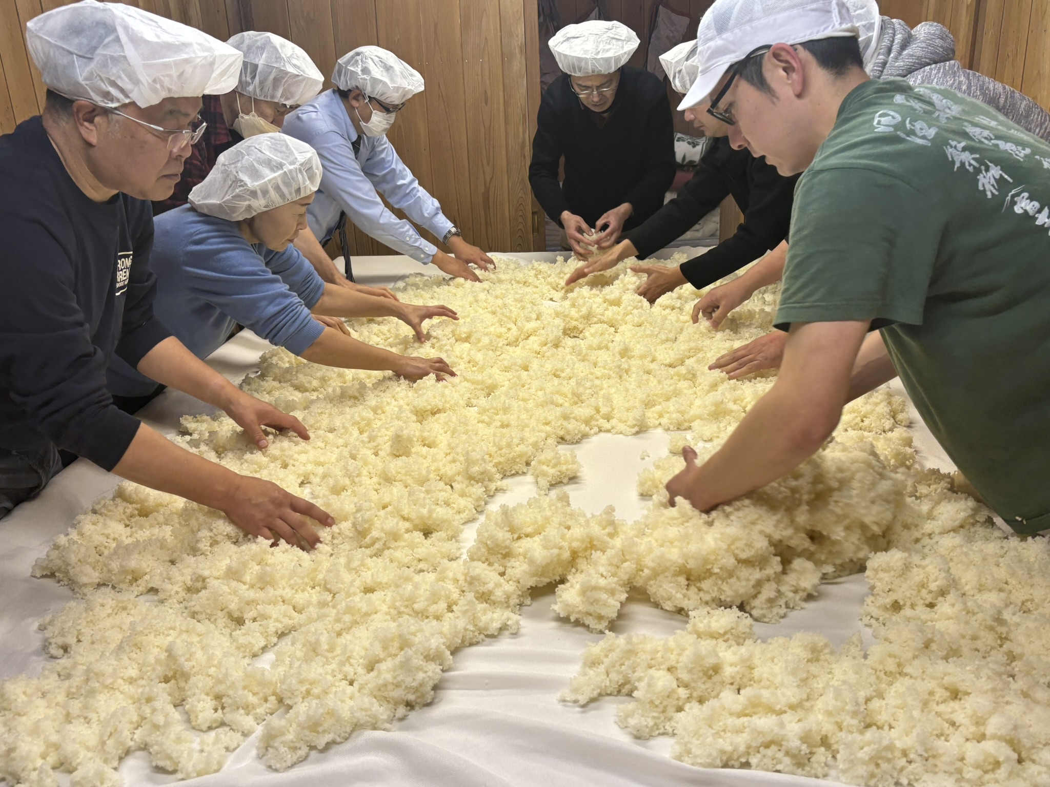 冬：醸造 - 麹造りの作業風景